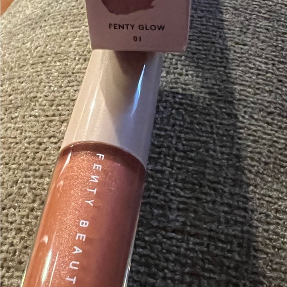 Fenty Beauty 
Gloss Bomb Universal Lip Luminizer-Fenty Glow 2 ML/0.07 oz - Picture 3 of 3